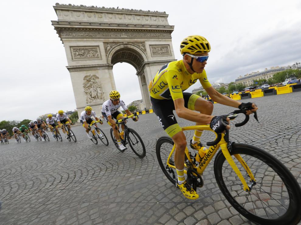 Froome, en la meta de los Campos Elíseos luciendo por tercera vez consecutiva el maillot amarillo de campeón.