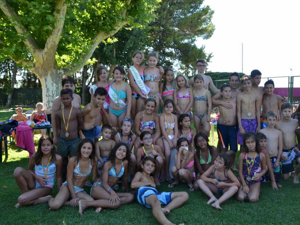Decenas de niños participaron en el concurso de natación que se celebró en las piscinas