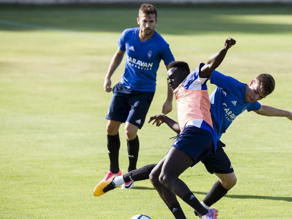 Un lance del partido de entrenamiento que disputó el RZD Aragón este lunes contra el primer equipo del Real Zaragoza en la Ciudad Deportiva.