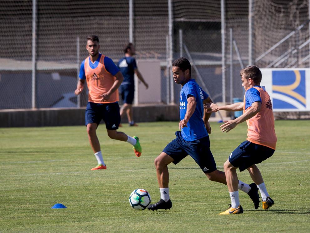 Raí (19 años), uno de los más jóvenes de la plantilla, avanza con el balón ante la presión de Febas (21), en una sesión de entrenamiento.