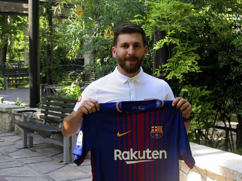 El doble de Messi, el iraní Reza Parastesh.
