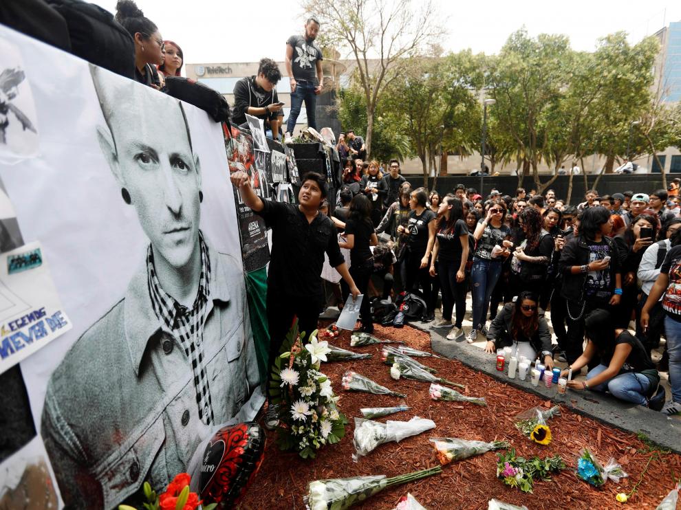Los fans, despidiéndose de Chester Bennington