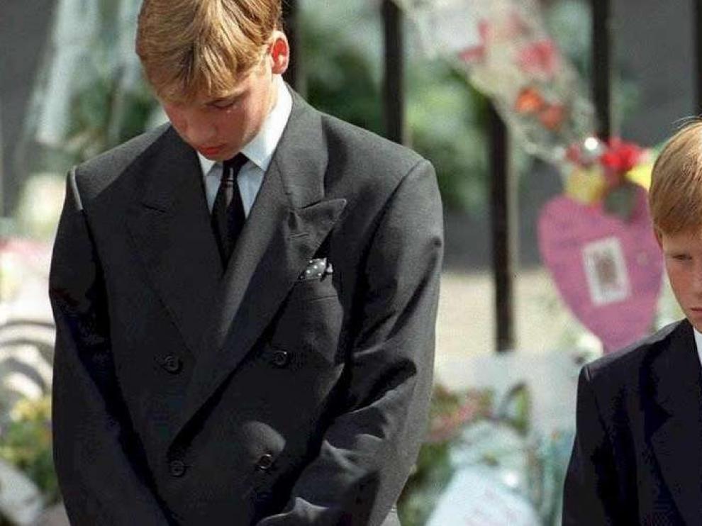 William y Harry caminan detrás del ataúd de su madre, durante los funerales de Lady Di, en Londres en 1997.