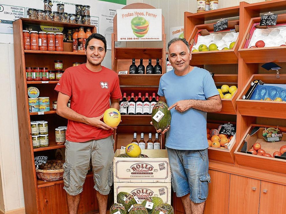 Javier Ferrer, a la derecha, propietario del establecimiento zaragozano Frutas Hermanos Ferrer, con Sergio Soteras, empleado.