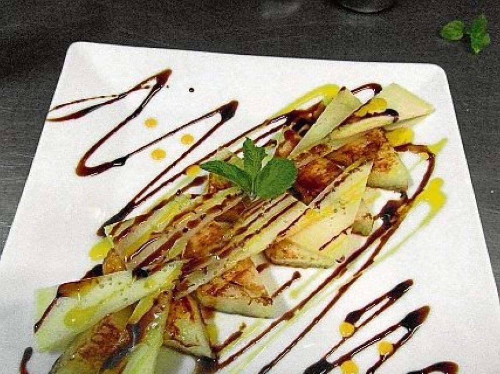 Melón a la plancha con queso y reducciones de Módena, miel y cítricos.