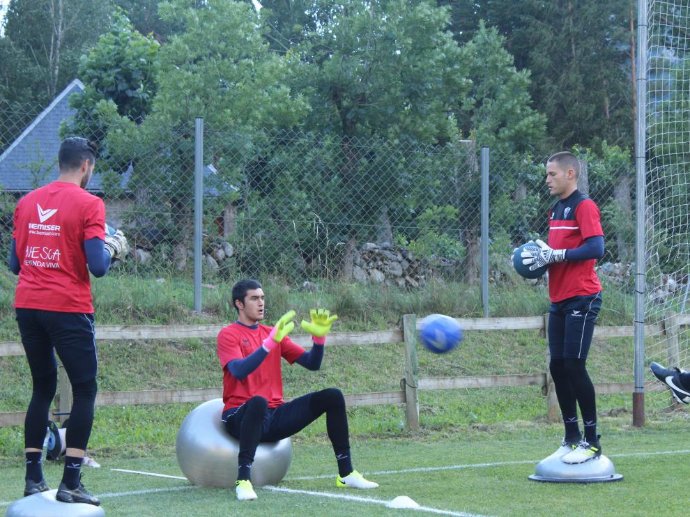 Ander Bardají (sentado en la pelota) y Álex Remiro (de pie), a la derecha.