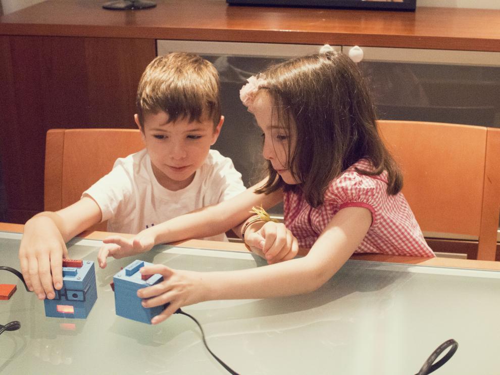 Dos niños juegan con propotipos de 'The Ifs', pequeños robots que esperan llegar a las jugueterías en 2018.
