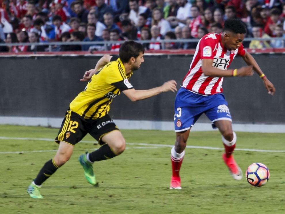 Manu Lanzarote presiona a Mojica en el partido Girona-Real Zaragoza del pasado mes de junio, en la penúltima jornada de liga. Fue la última vez que vistió la camiseta zaragocista.
