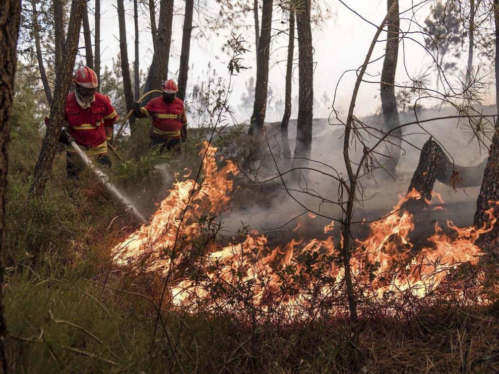 Los bomberos, trabajando en el incendio de Castelo Branco