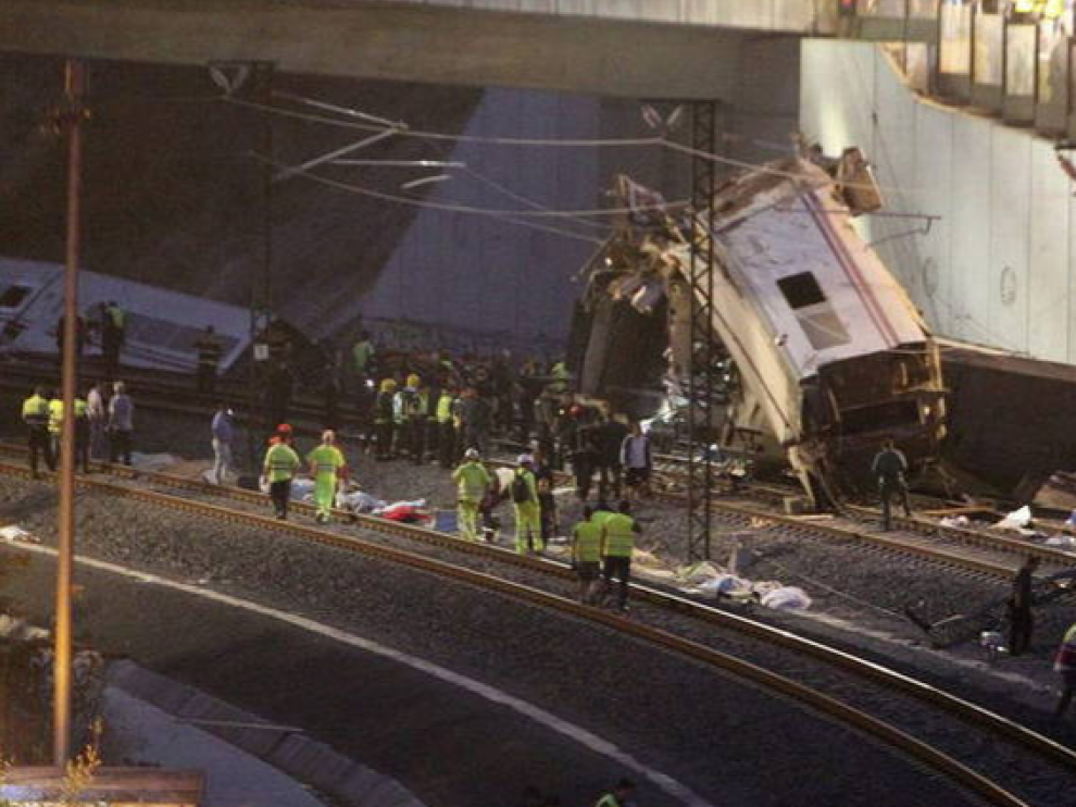 Un tren Alvia en el que viajaban 218 personas descarriló.