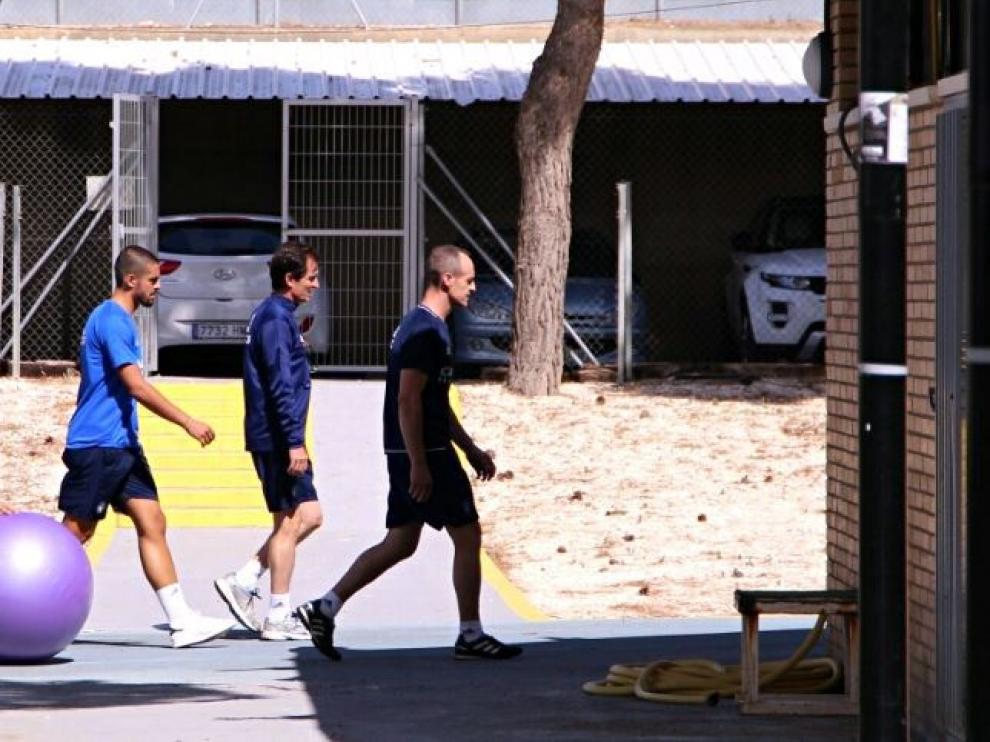 Verdasca, tras el fisio Míchel Román y el médico, Honorio Martínez, se marcha del entrenamiento camino del gimnasio de la Ciudad Deportiva en la mañana de este lunes.