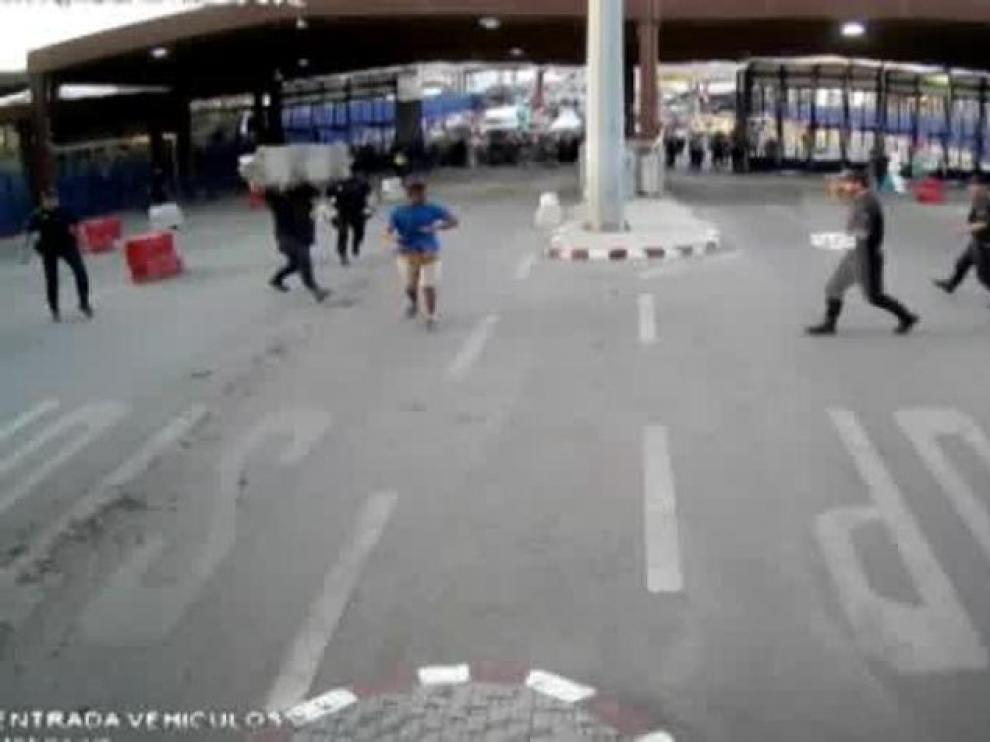 Un hombre armado con un cuchillo hiere a un policía en la frontera de Melilla.