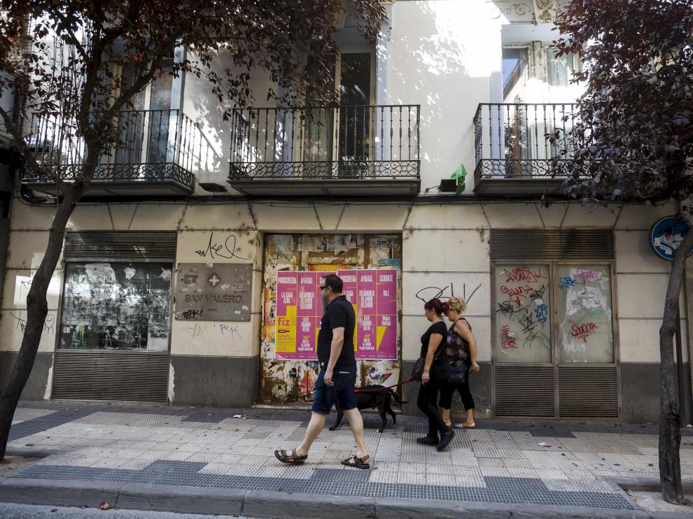Este establecimiento de dos estrellas situado en la calle Manifestación, 27 cerró hace seis años como consecuencia de la crisis y el exceso de oferta tras la celebración de la Expo. El edificio tiene casi 1.400 metros cuadrados y cuenta con 31 habitaciones.