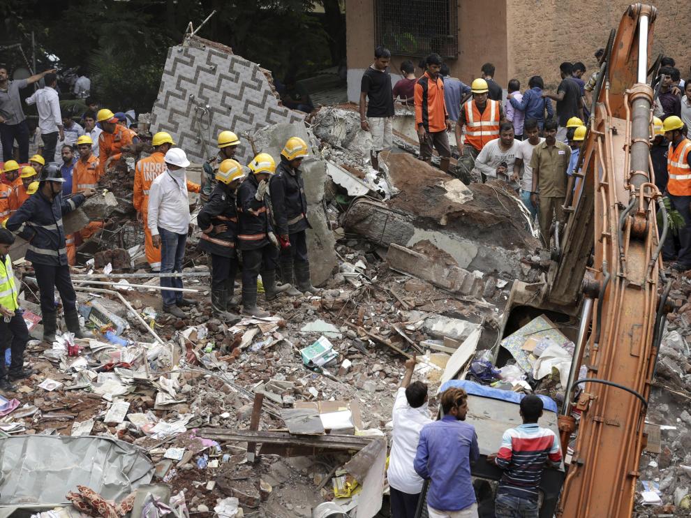 El derrumbe de un edificio en Bombay deja ocho muertos y decenas de personas atrapadas.