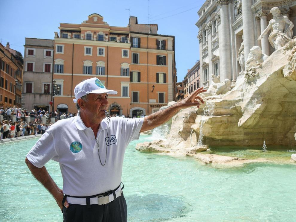 Roma prohíbe sentarse en la fuente