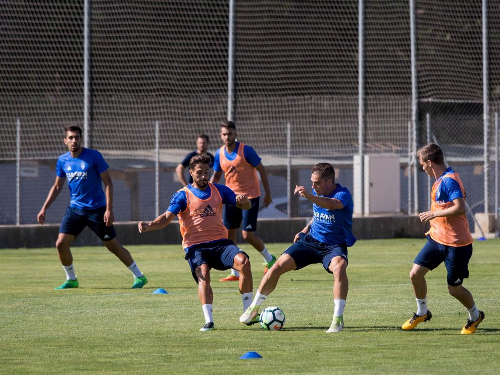 Javi Ros y Jorge Pombo, ante la mirada de Aleix Febas, pugnan por un balón durante el entrenamiento matinal del lunes en la Ciudad Deportiva.