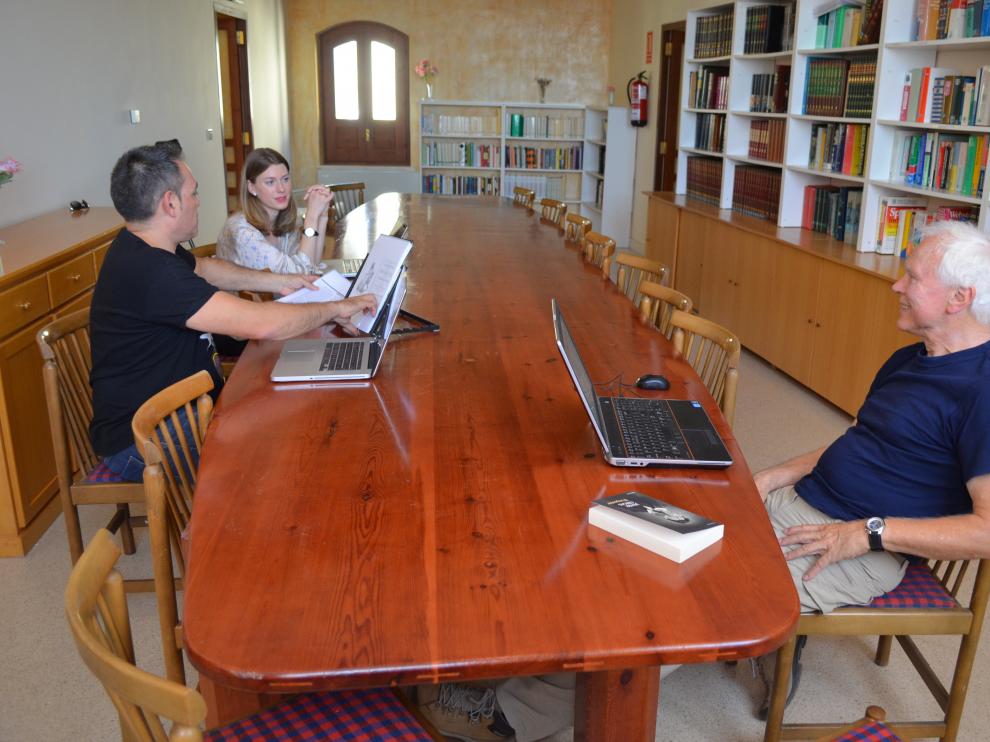 Traductores trabajando en la Casa, que se ubica en Tarazona desde el año 1988.