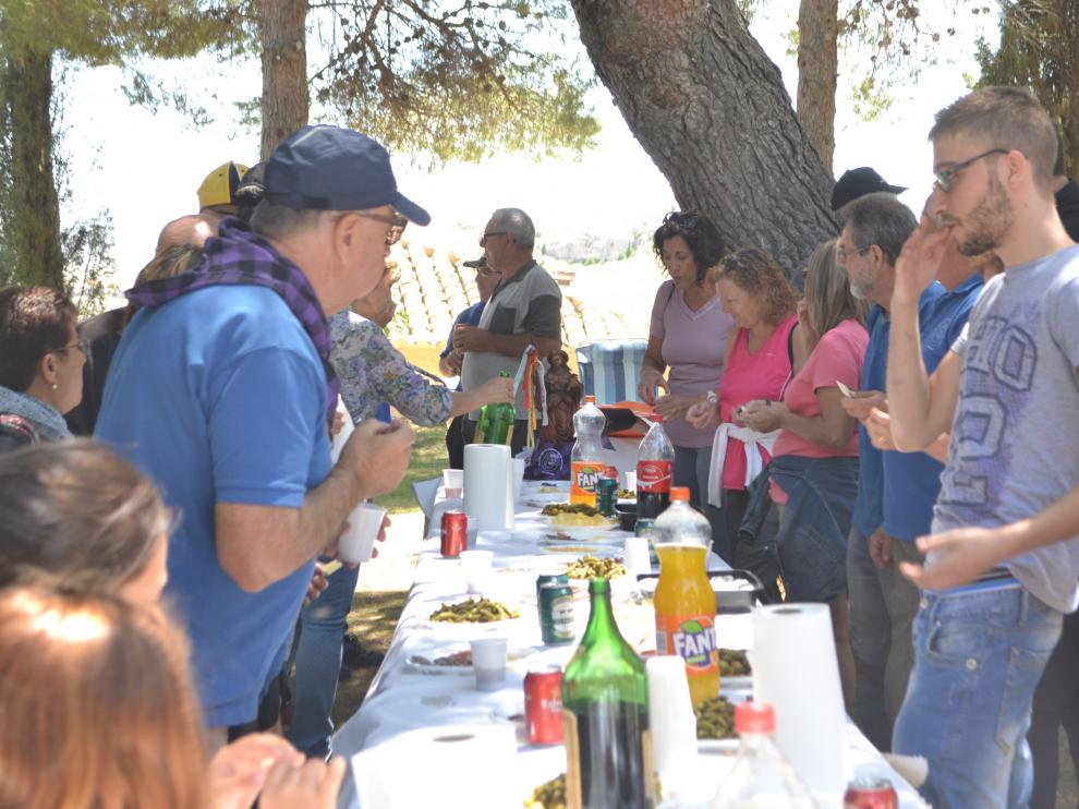 Varios asistentes durante el vermú previo a la comida.