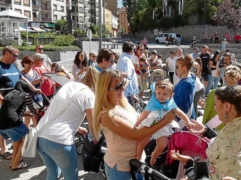 Los niños nacidos este año recibieron la pañoleta de Santiago.
