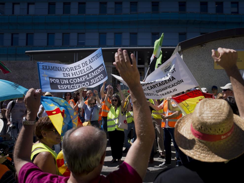 Protestas frente a la sede de la DGT