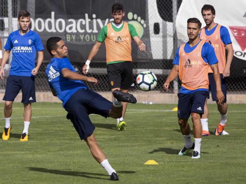 Raí Nascimento golpea el balón de espuela en el entrenamiento matinal de este lunes en la Ciudad Depotiva.