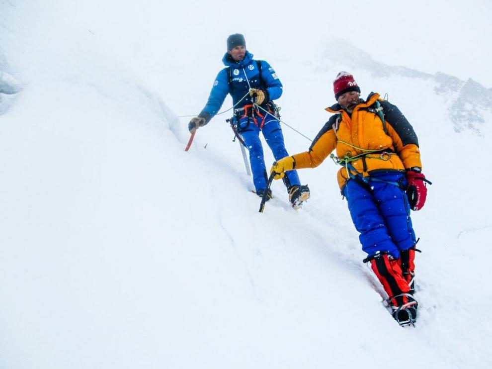 Imagen del rescate de un montañero italiano en el G-II