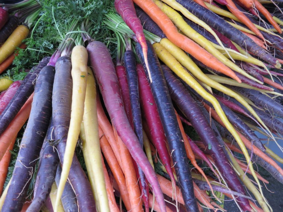 Moradas, amarillas, blancas... las zanahorias no son solo naranjas.