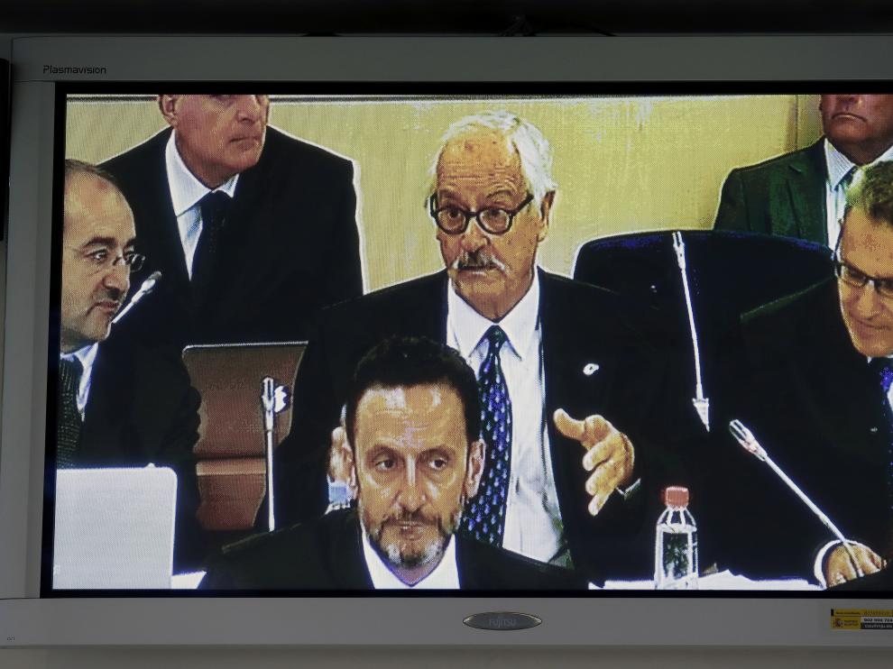 El letrado de la acusación popular ejercida por ADADE preguntando a Rajoy.