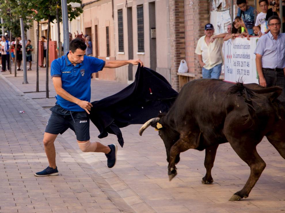 Daniel Fernández, concejal de Ciudadanos en el municipio y recortador, en una de sus maniobras frente a una vaquilla.