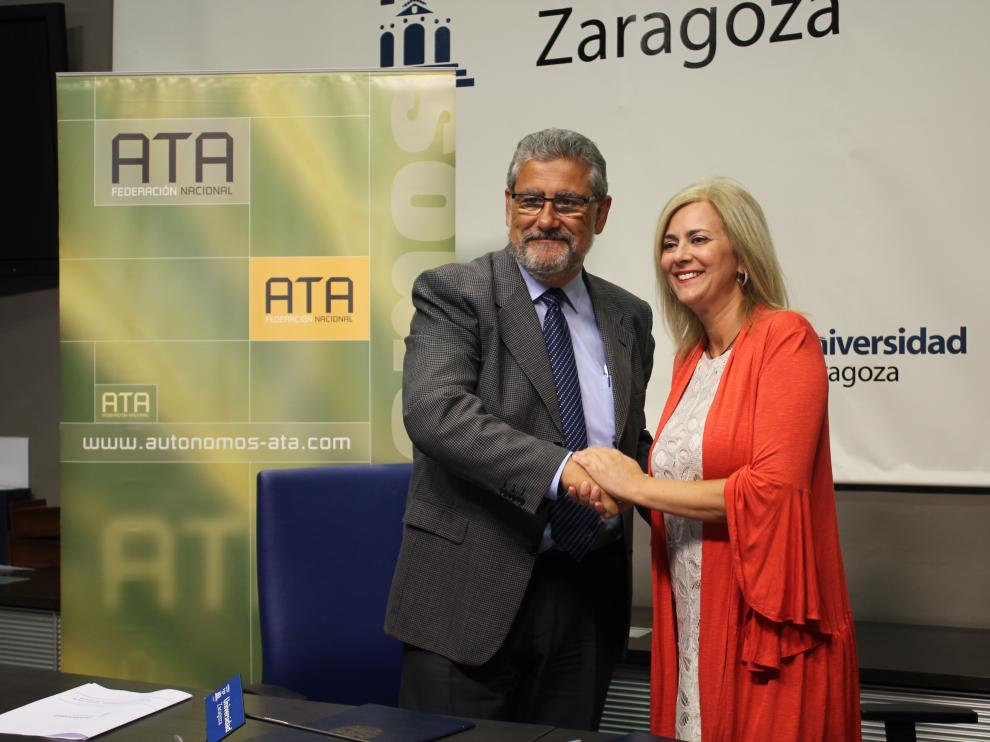 José Antonio Mayoral, rector de la Universidad de Zaragoza, y Mayte Mazuelas, presidenta de ATA Aragón
