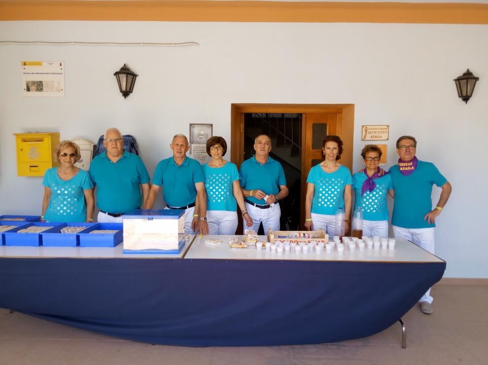 A punto de iniciar el reparto del pan bendito ayer, tras la misa por Santa Ana.