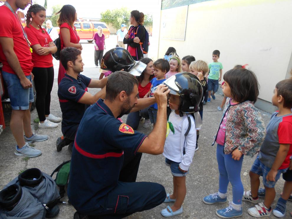 Los niños han podido probarse los cascos de los bomberos.