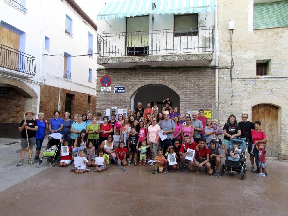 Vecinos de Azanuy en fiestas.