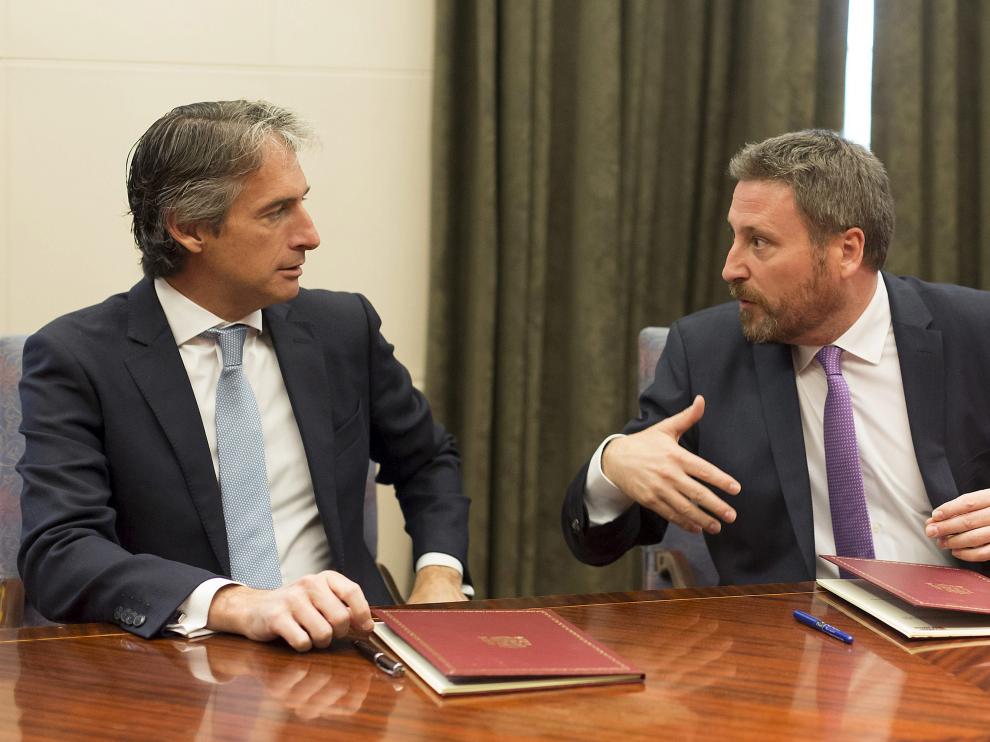 El ministro de Fomento, Íñigo de la Serna, y el consejero de Vertebración del Territorio del Gobierno de Aragón, José Luis Soro, han firmado este miércoles el convenio.