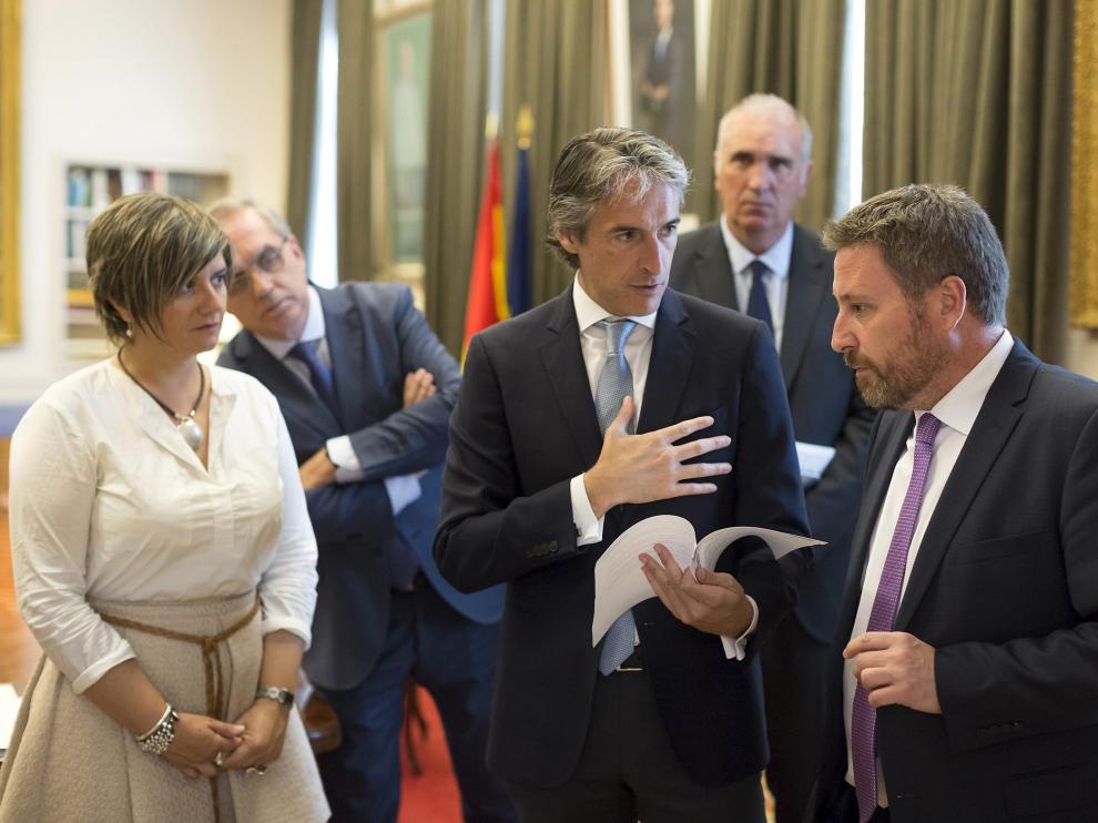 El ministro de Fomento, Íñigo de la Serna, con el consejero de Vertebración, José Luis Soro.