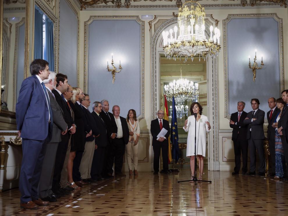 El Gobierno ya tiene el informe de los expertos. La vicepresidenta y el ministro de Hacienda recibieron ayer el informe que ha elaborado la comisión de expertos sobre la financiación autonómica. En la imagen,Sáenz de Santamaría junto al ministro Montoro.