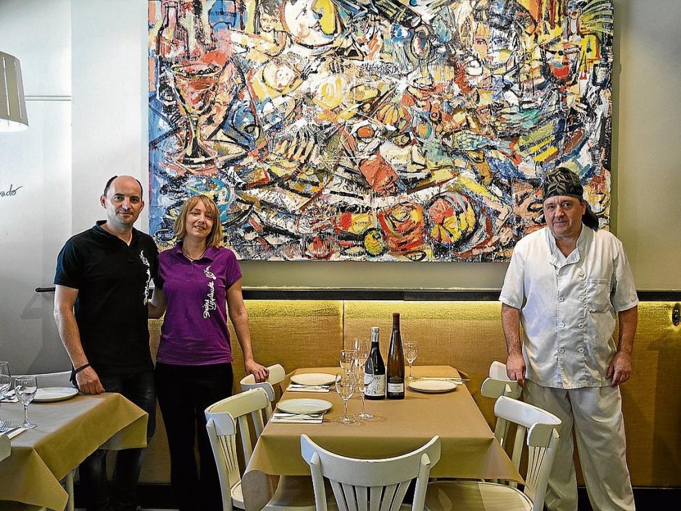 Javier Yagüe, propietario de Brujas y Flandes; Waldesca Ángel, camarera, y Daniel Cisneros, chef.
