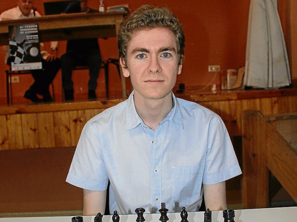 El joven David Antón, antes de comenzar la partida.