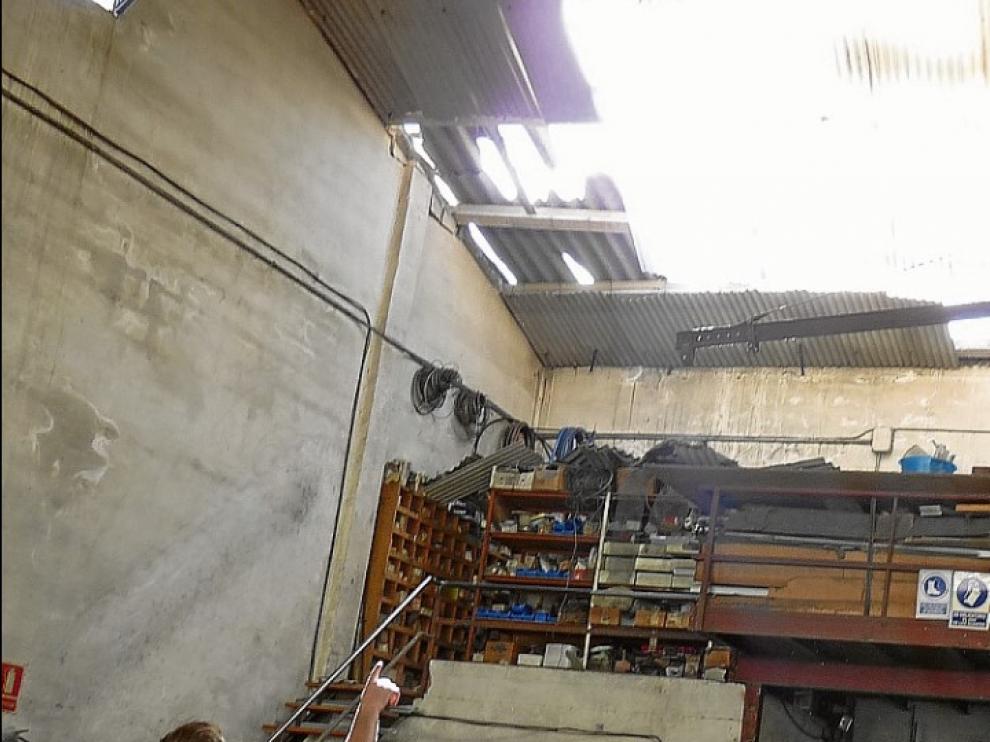 Uno de los afectados muestra los daños en su nave.