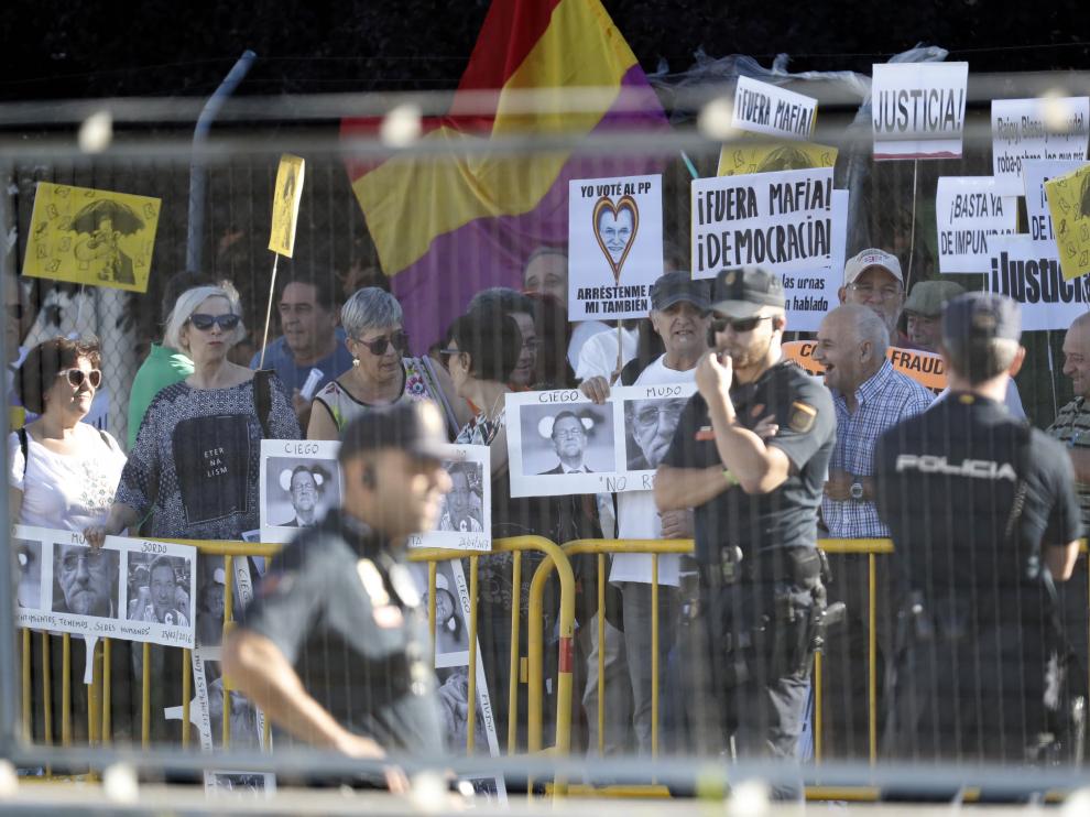 El perímetro mantiene alejados al medio centenar de manifestantes que ha acudido a la sede de la Audiencia Nacional.