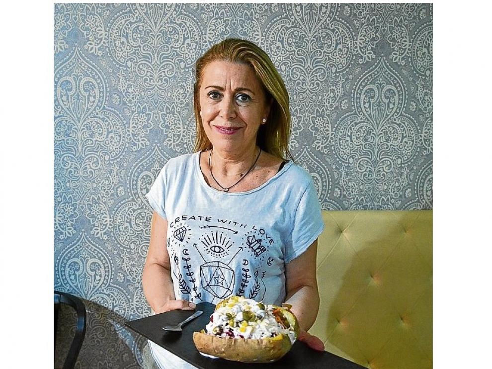 Ángeles Scapini, con una de las patatas rellenas que se ofrecen en su local.