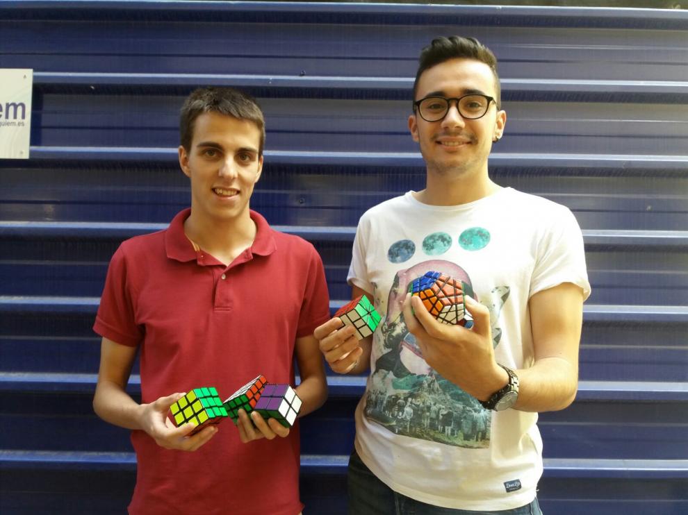 Javier Gamazo y Gonzalo Izaguirre junto a varios cubos de rubik.