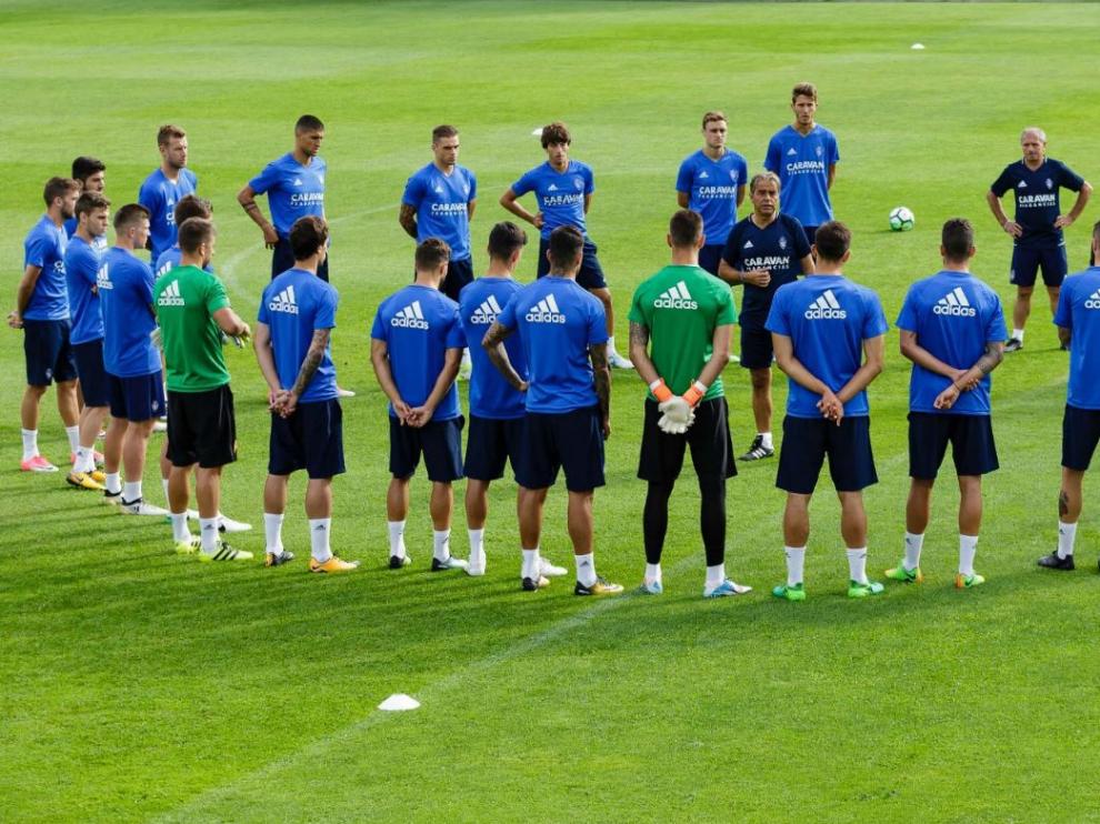 La plantilla del Real Zaragoza, alrededor del entrenador, Natxo González.