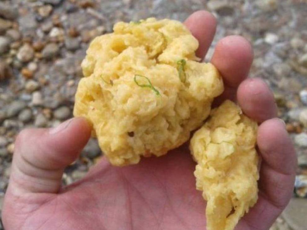 Miles de 'esponjas' amarillas invaden la costa de Francia