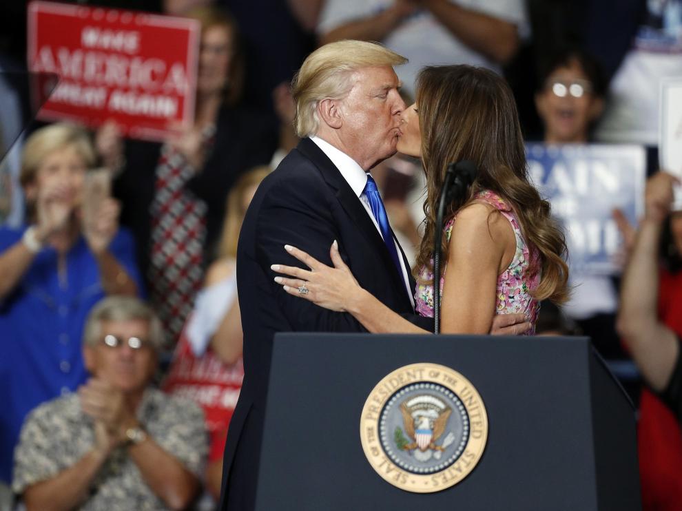 Beso de Melania Trump y su marido, el presidente de EE. UU.