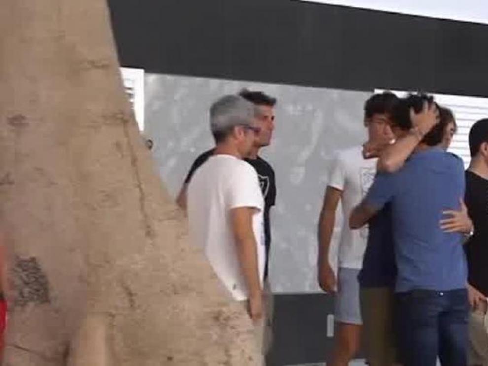 Familiares y amigos se abrazan en la puerta del hospital.