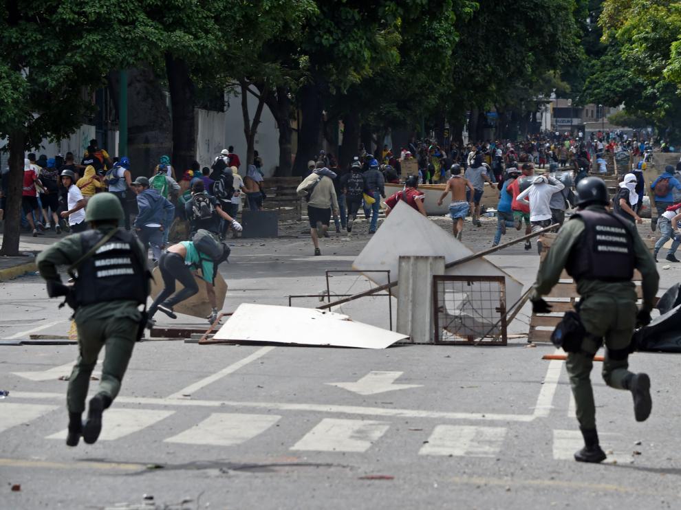 Una foto de archivo de la primera jornada de la huelga opositora en Venezuela que dejó dos muertos y 150 detenidos.