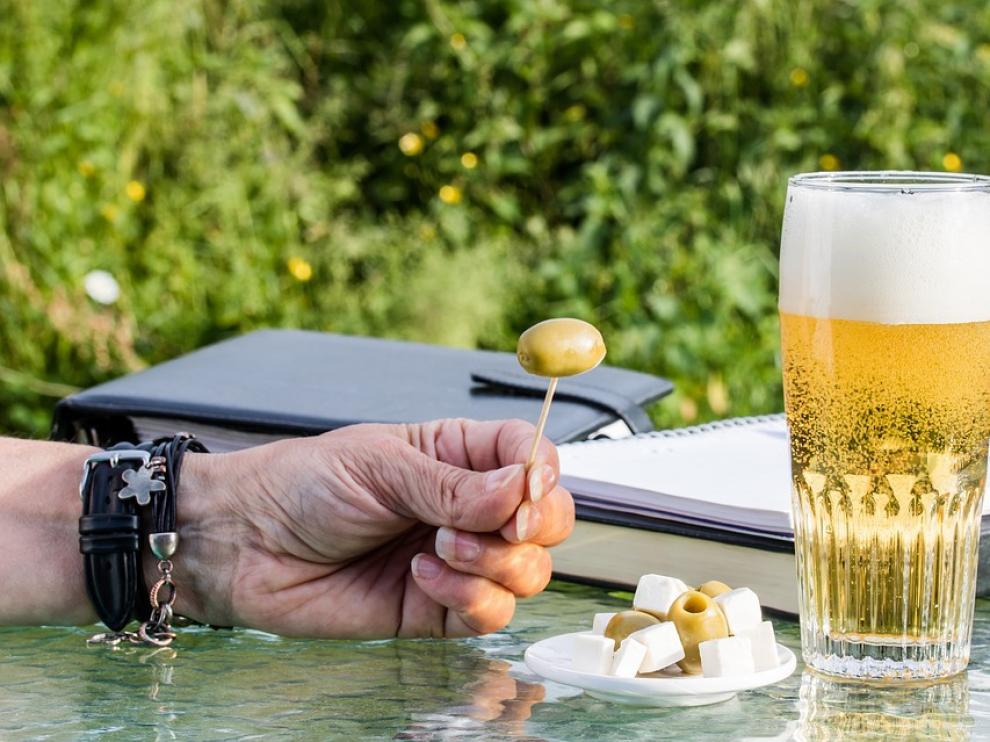 Los turistas españoles se decantan más por el tapeo.