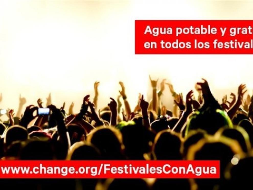 Más de 12.000 firmas para que los festivales ofrezcan agua potable.