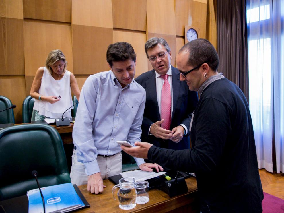 Cubero conversa con Sebastián Contín y José Ignacio Senao (PP) antes de la comisión.